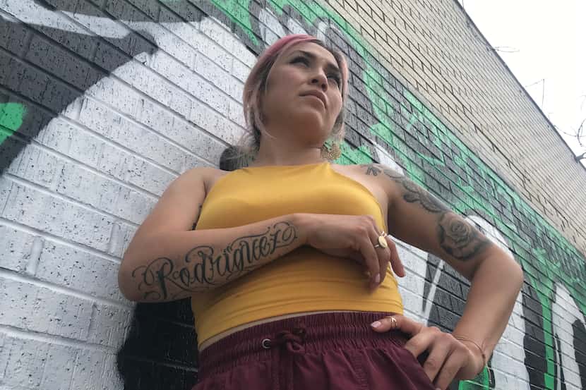 Betty Rodríguez, de 31 años de edad, se tatuó su apellido, y nopales, rosas y un gallo que...