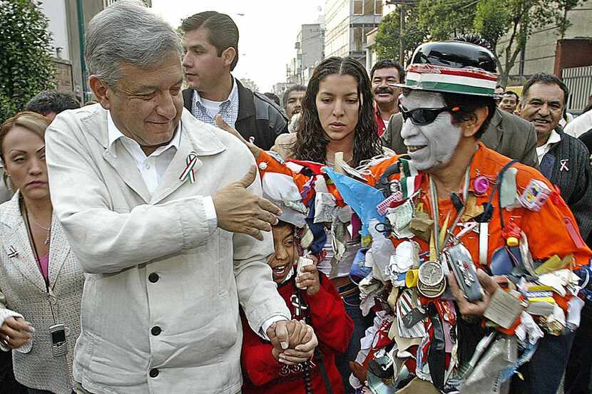 Andrés Manuel López Obrador durante su campaña en 2005. GETTY IMAGES.
