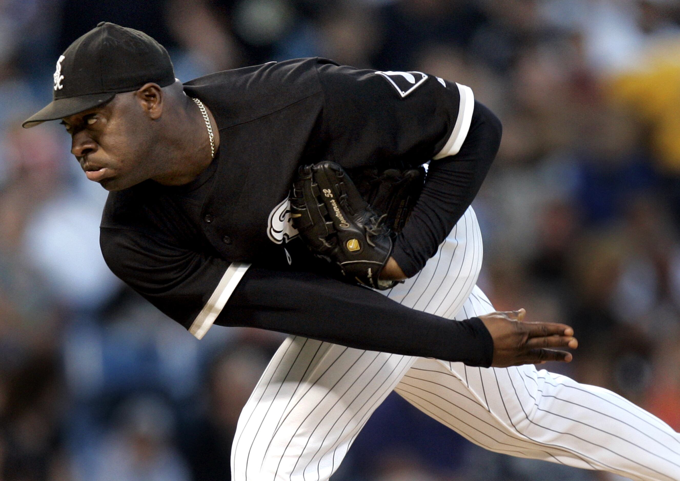 Chicago White Sox starting pitcher Jose Contreras (52) throws out