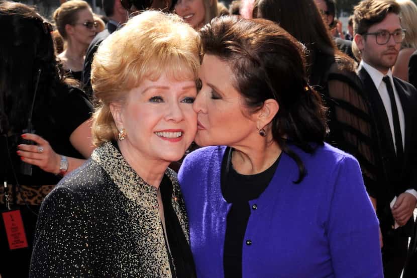 Debbie Reynolds, izquierda, y Carrie Fisher llegan a los Premios Emmy Primetime Creative...