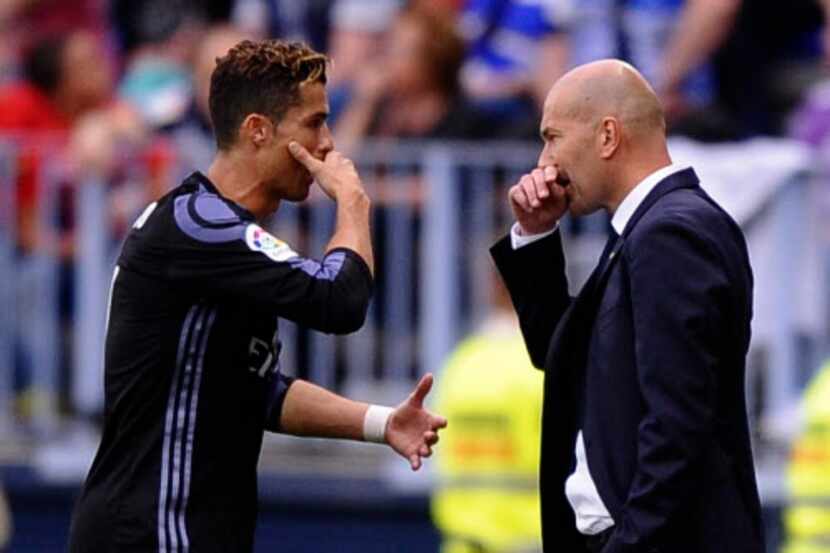 Cristiano Ronaldo habla con Zinedine Zidane durante un juego del Real Madrid en mayo. Foto AP
