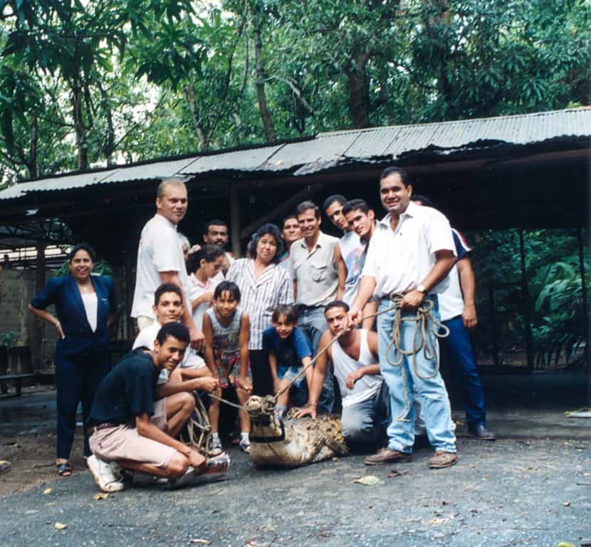 Miembros de la familia González Hernández despiden a Juancho, antes de ser trasladado por...