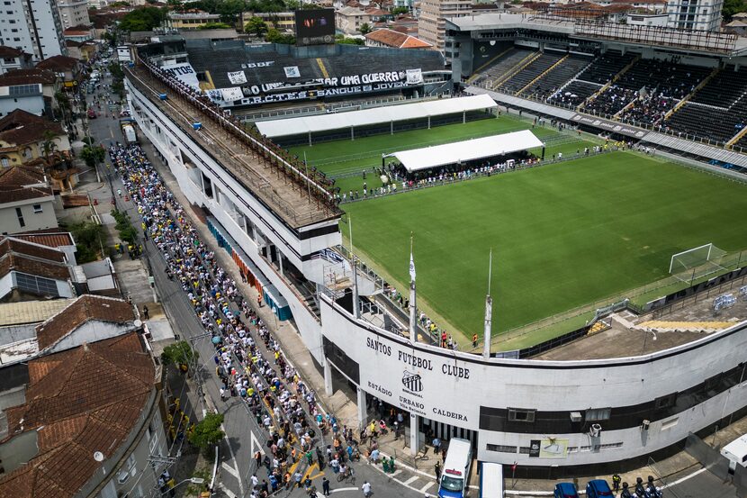 Una multitud de aficionados hace fila para rendir homenaje a Pelé en su funeral, realizado...