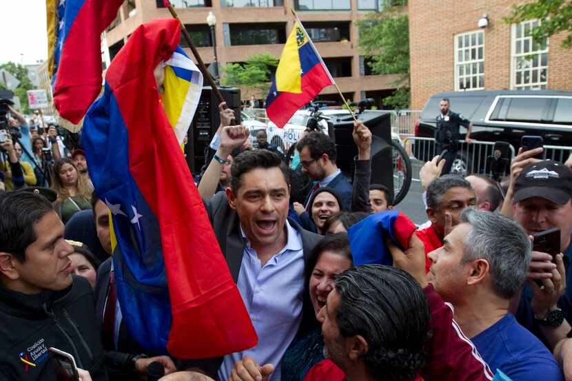 Carlos Vecchio, representa como embajador de Venezuela al líder de la oposición  Juan...