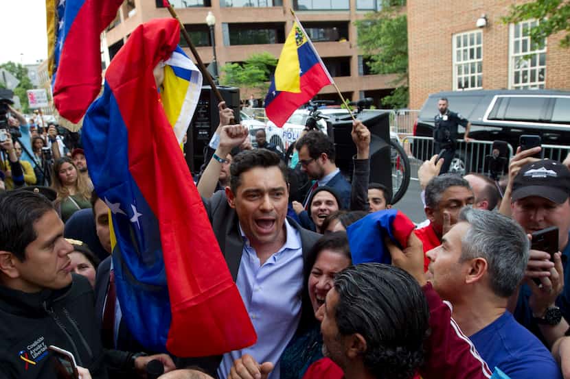 Carlos Vecchio, representa como embajador de Venezuela al líder de la oposición  Juan...