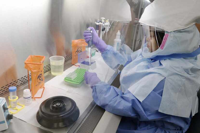 La microbióloga Dominique Eada demuestra cómo ser haría una prueba para detectar zika....