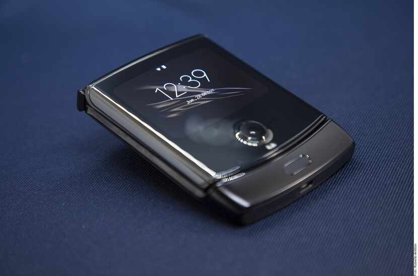 El nuevo Motorola Razr combina el tamaño de bolsillo y la conveniencia de un flip phone...