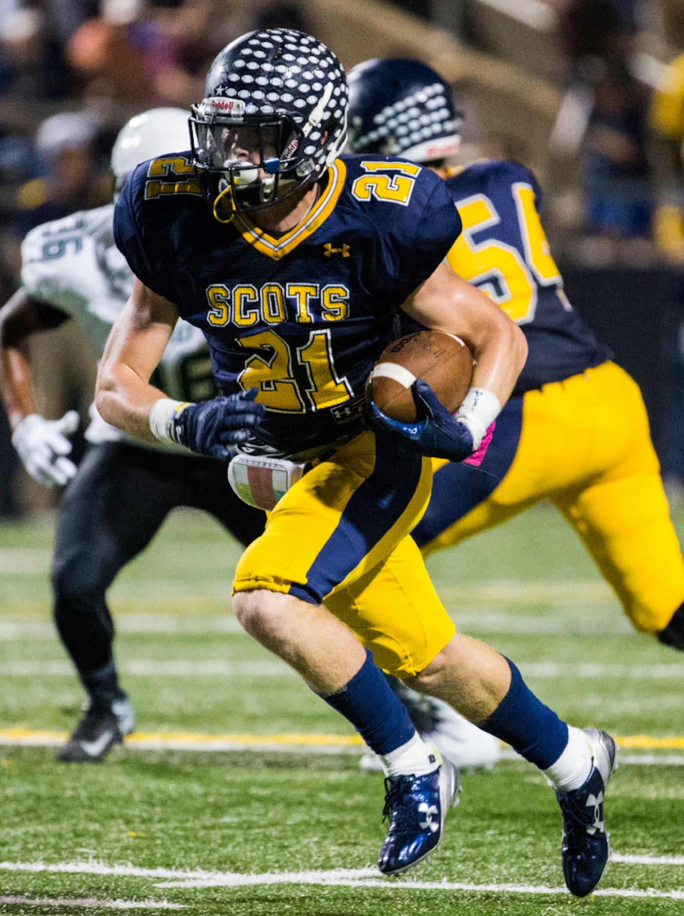 Highland Park running back Jack Kozmetsky (21) runs the ball during the second quarter of...