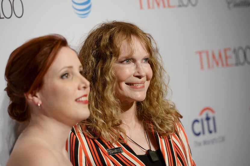 Dylan Farrow (izq.) y su madre Mia Farrow en la ceremonia del 2016 de la revista Time en...