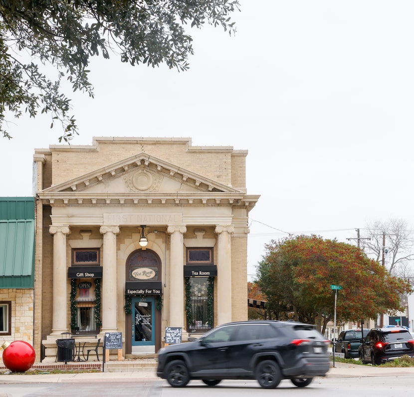 Traffic moves through Kaufman’s town square on Thursday, Dec. 22, 2022.