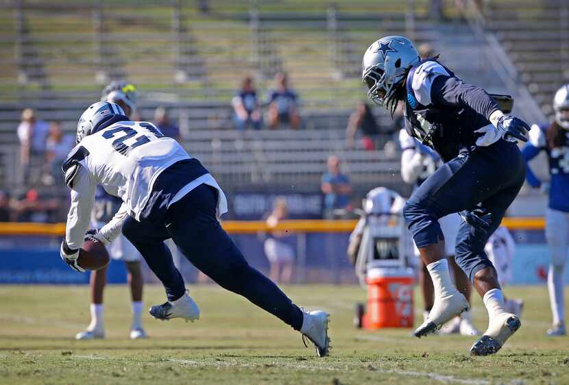 Dallas Cowboys running back Ezekiel Elliott (21) scores a touchdown past linebacker Jaylon...