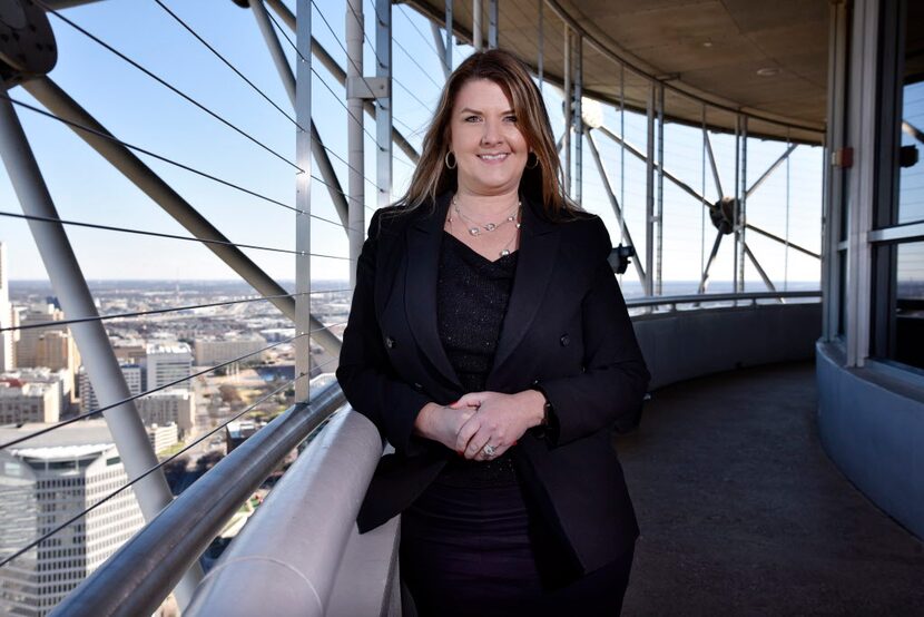 Dusti Groskreutz, presidenta de Reunion Tower Operations Company, LLC, posa para una...