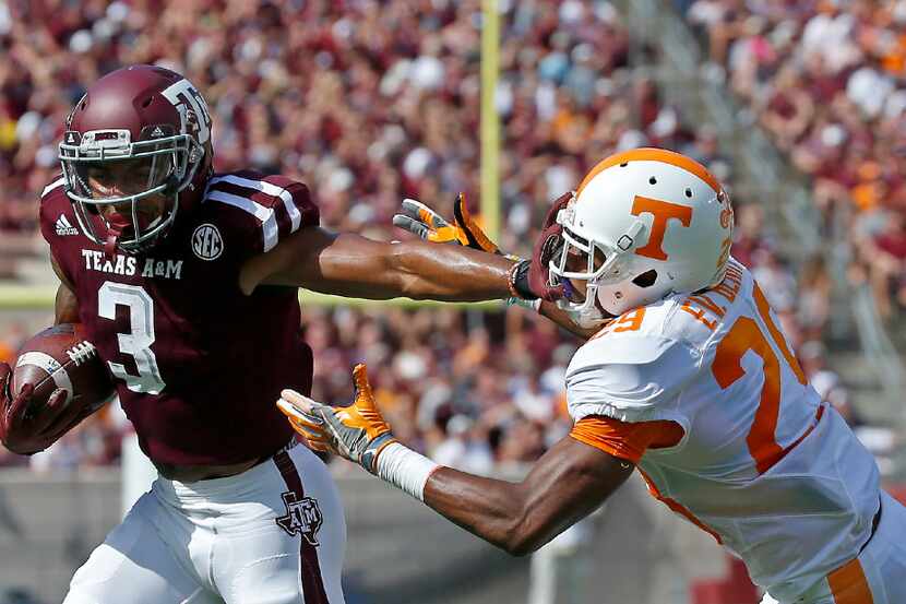 Texas A&M wide receiver Christian Kirk (3) stiff arms Tennessee Volunteers defensive back...