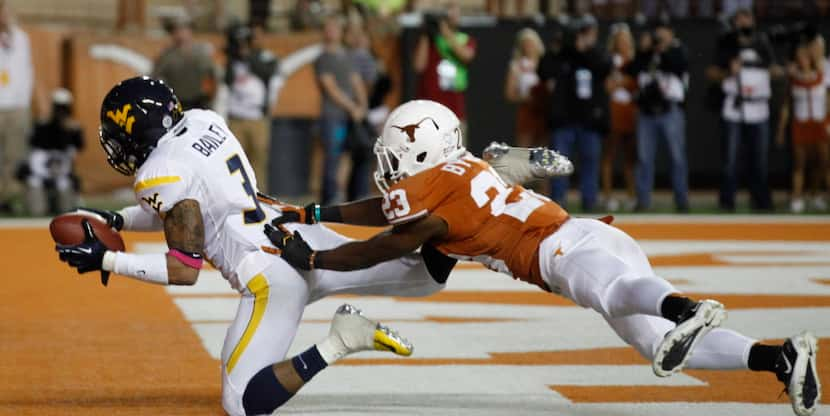 West Virginia Mountaineers wide receiver Stedman Bailey (3) catches a touchdown pass in the...