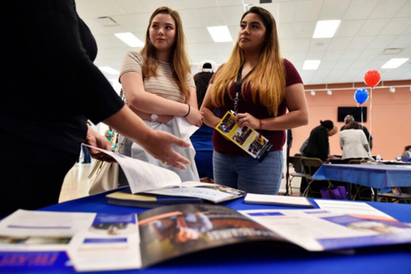 Marissa Chávez (izq.) y Cynthia Villanueva escuchan sobre los programas en UT Arlington,...