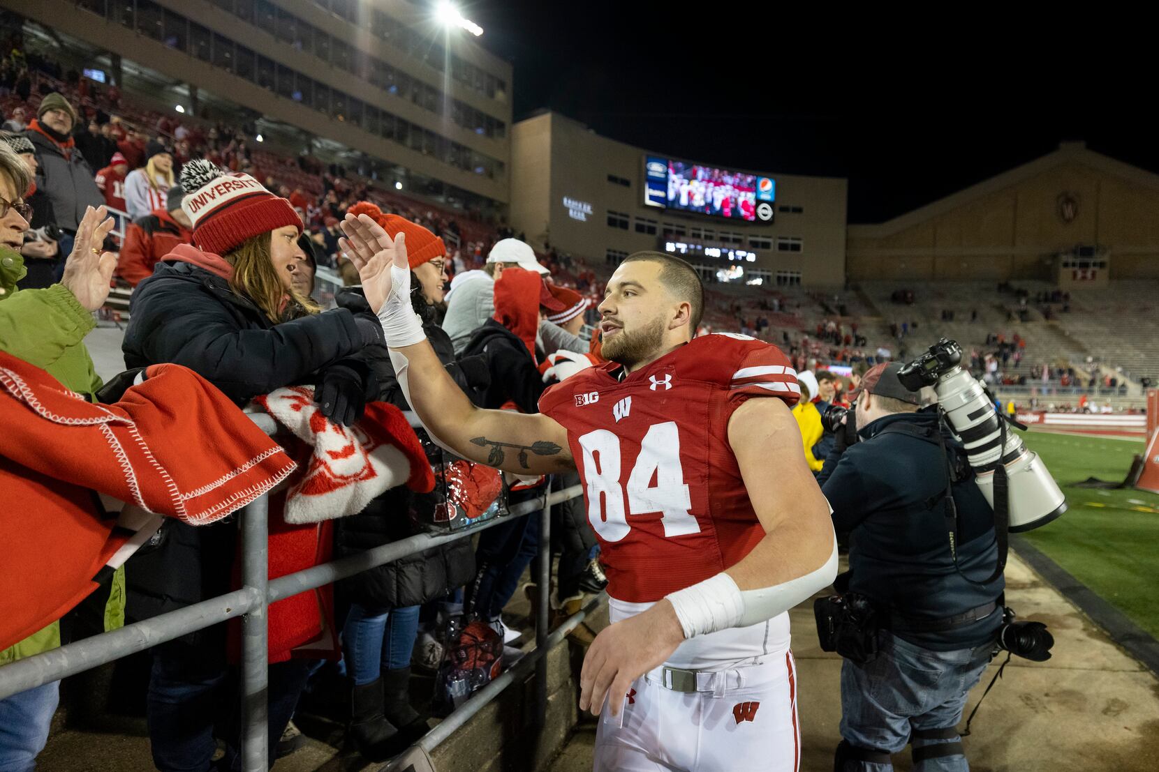 Dallas Cowboys ink former Wisconsin TE Jake Ferguson to lock up rookie  picks - On3