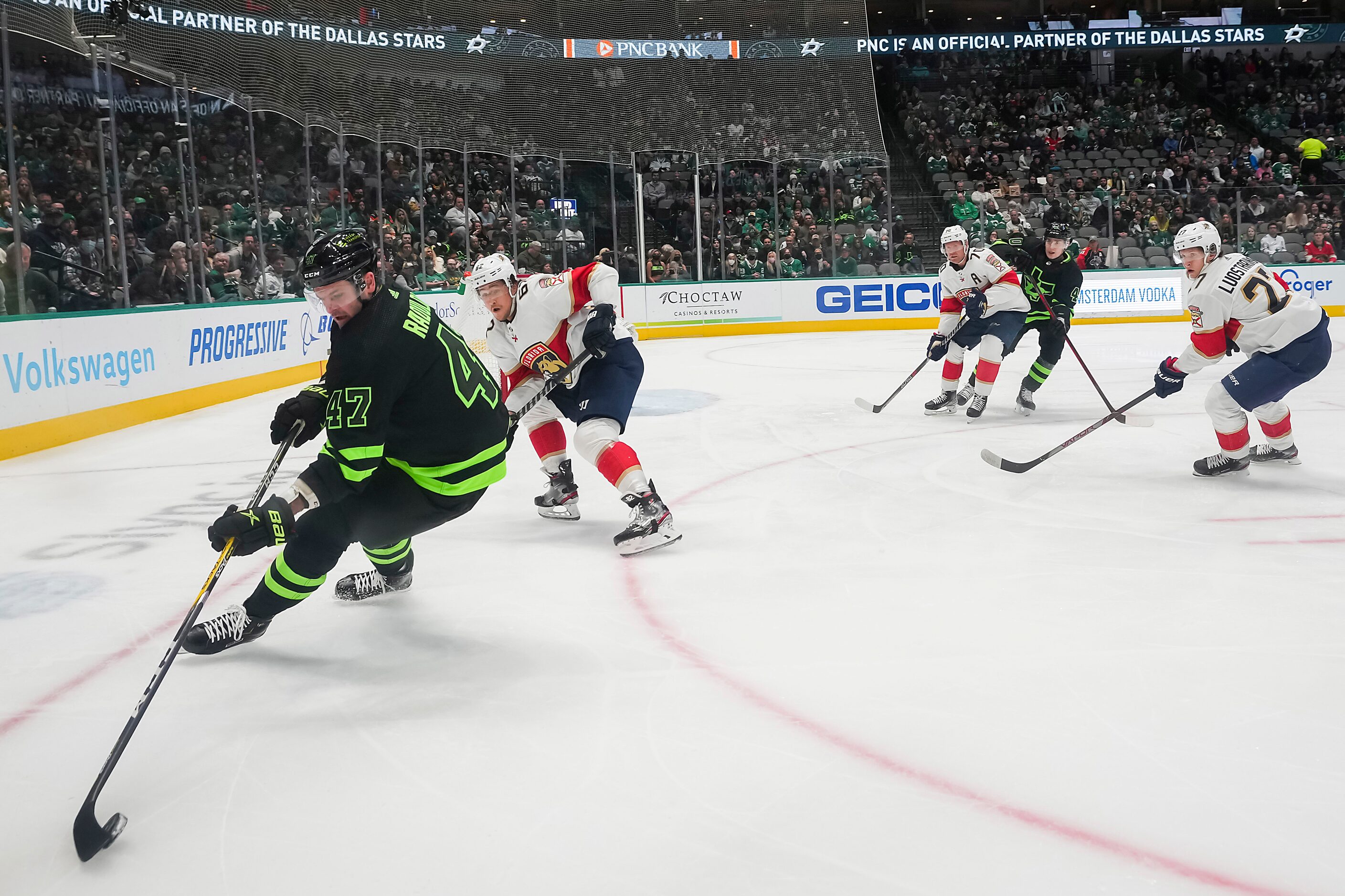 Dallas Stars right wing Alexander Radulov (47) controls the puck against Florida Panthers...