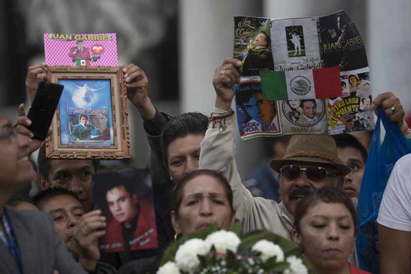 Fans de Juan Gabriel llevan pancartas y fotos del cantante en si visita al Palacio de Bellas...