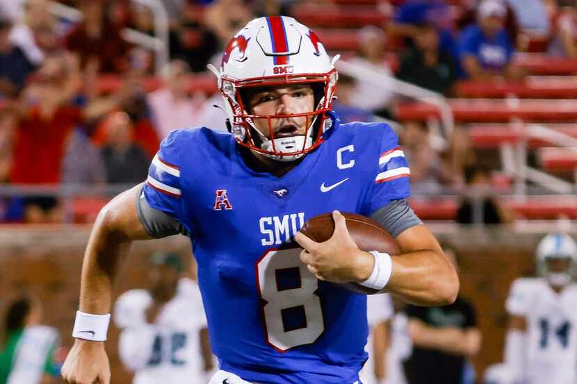 Southern Methodist Mustangs quarterback Tanner Mordecai (8) runs in for a touchdown during...