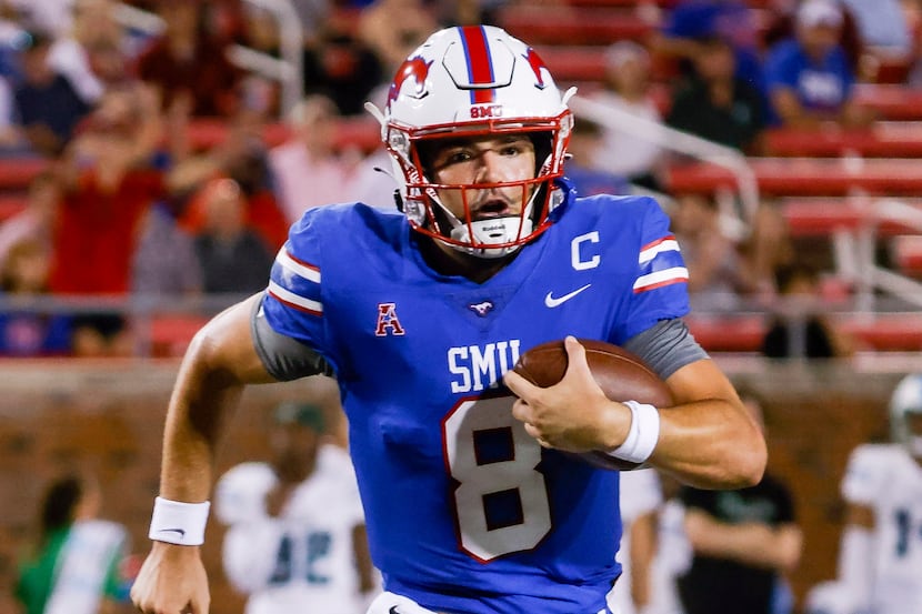 Southern Methodist Mustangs quarterback Tanner Mordecai (8) runs in for a touchdown during...