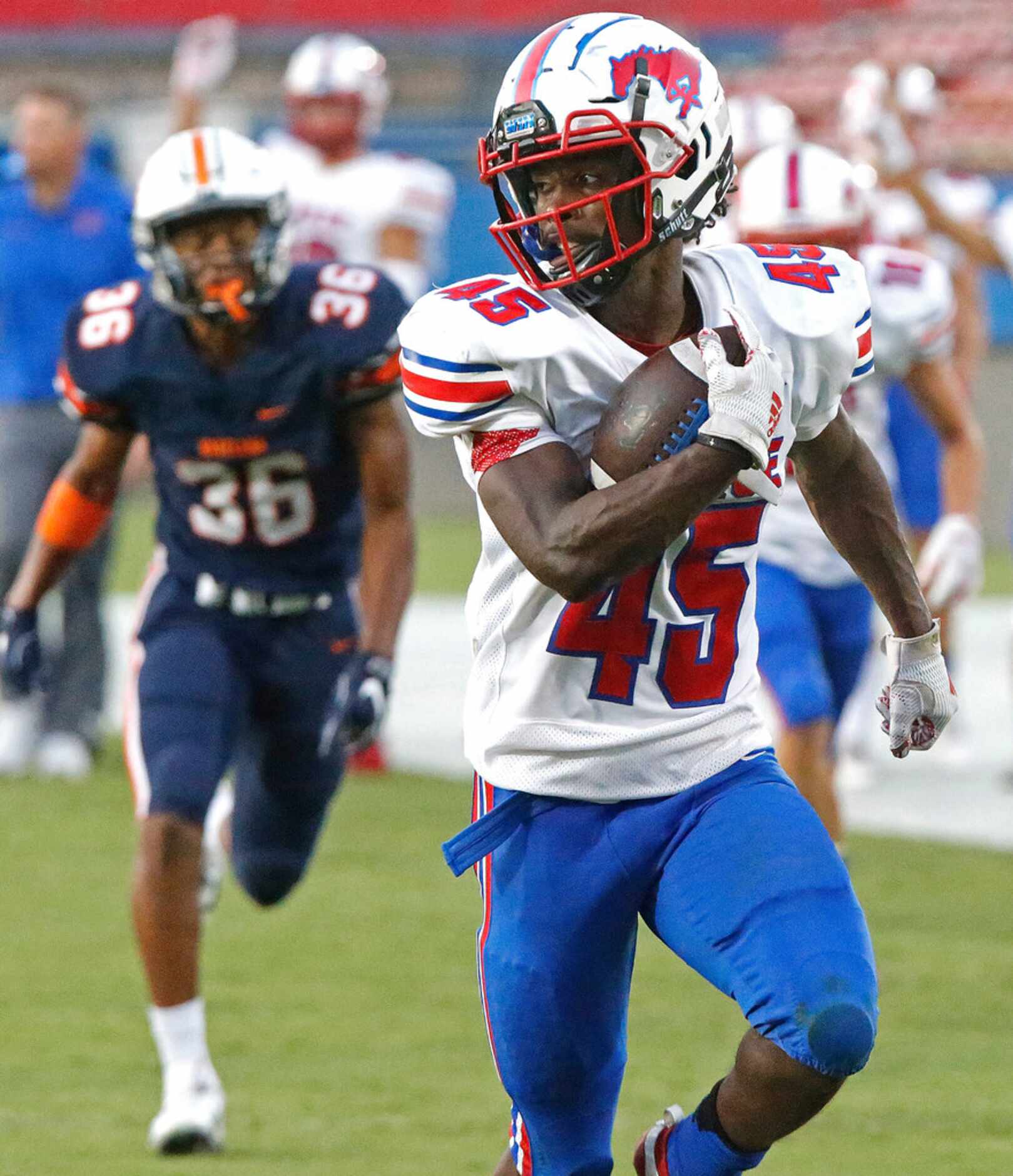 Richardson Pearce High School running back DeQuan Landon (45) outruns the defense to score a...