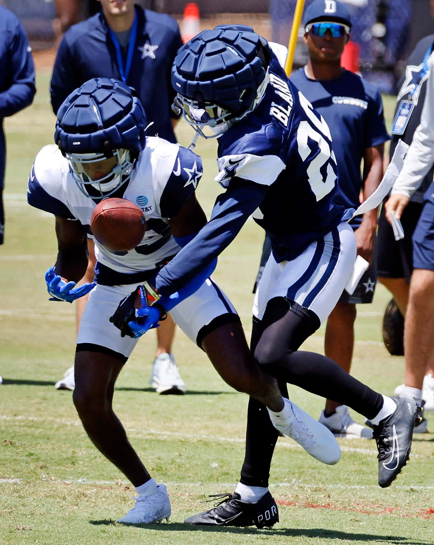 Dallas Cowboys cornerback DaRon Bland (26) knocks the ball from wide receiver Jalen Brooks’...