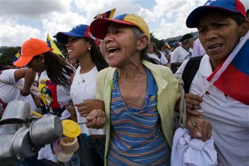 Mujeres se manifiestan por un referendo revocatorio del mandato del presidente venezolano...