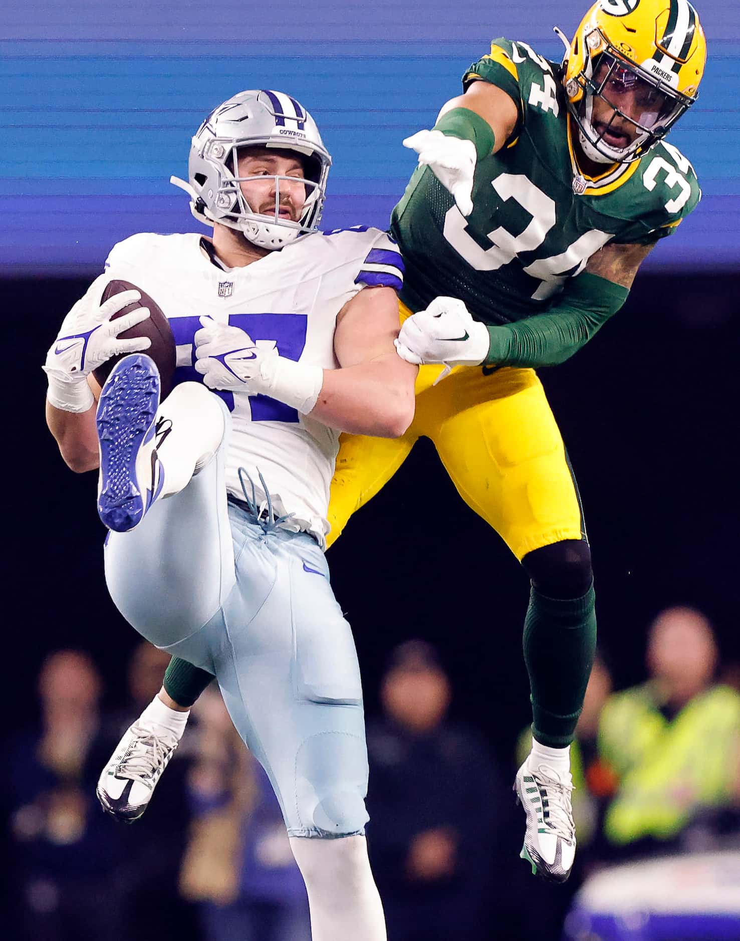 Dallas Cowboys tight end Jake Ferguson (87) catches a first half pass in front of Green Bay...