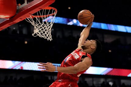 Giannis Antetokounmpo encesta el balón durante el Juego de Estrellas de la NBA.