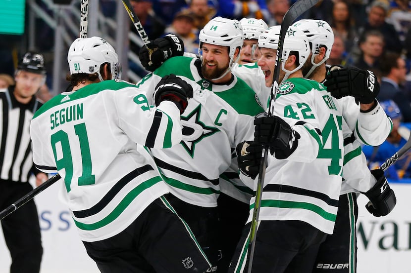 Dallas Stars' Jamie Benn (14) celebrates with teammates after scoring a goal against the St....