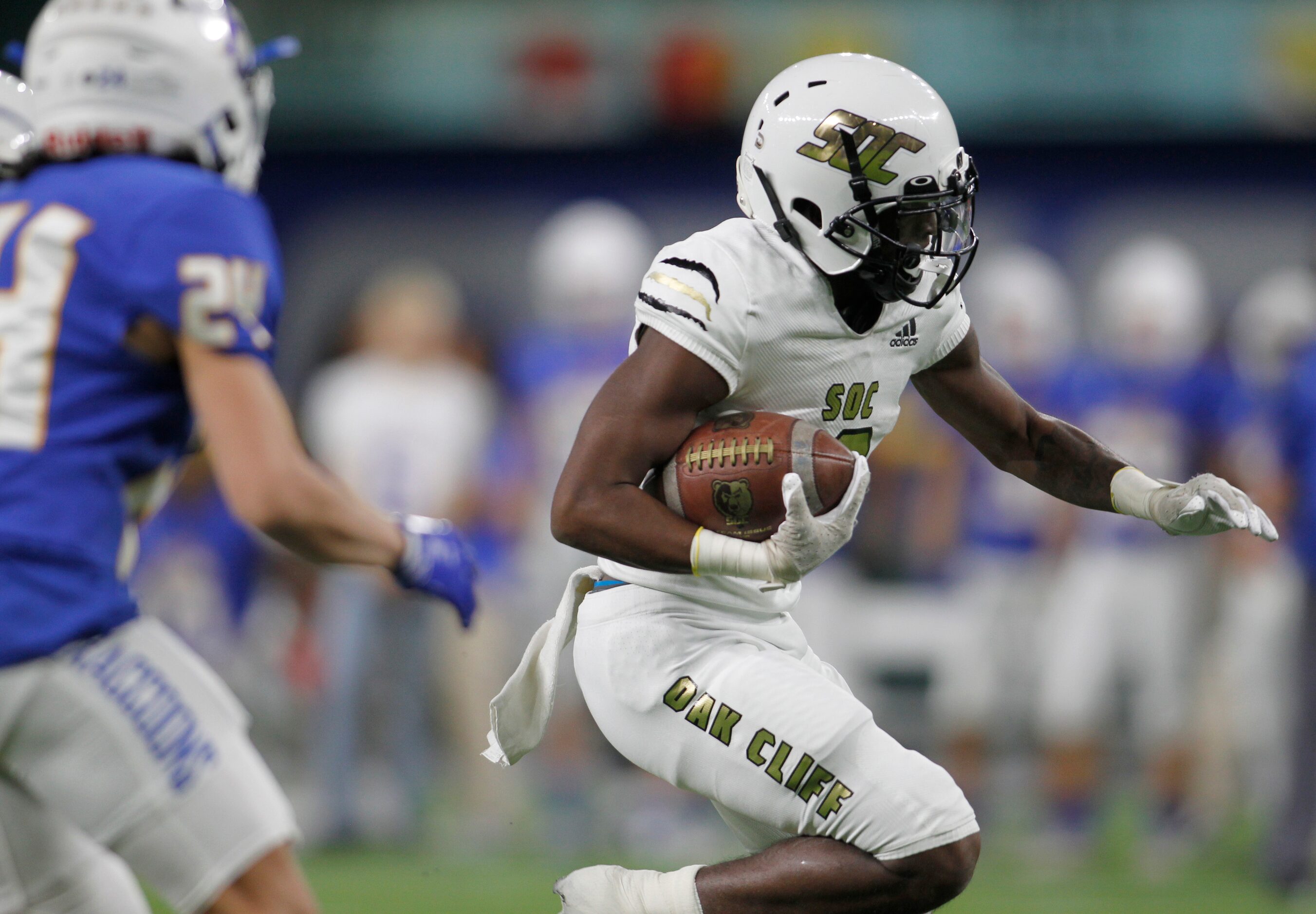 South Oak Cliff running back KeAndra Hollywood (12) maneuvers through Frisco defenders for a...