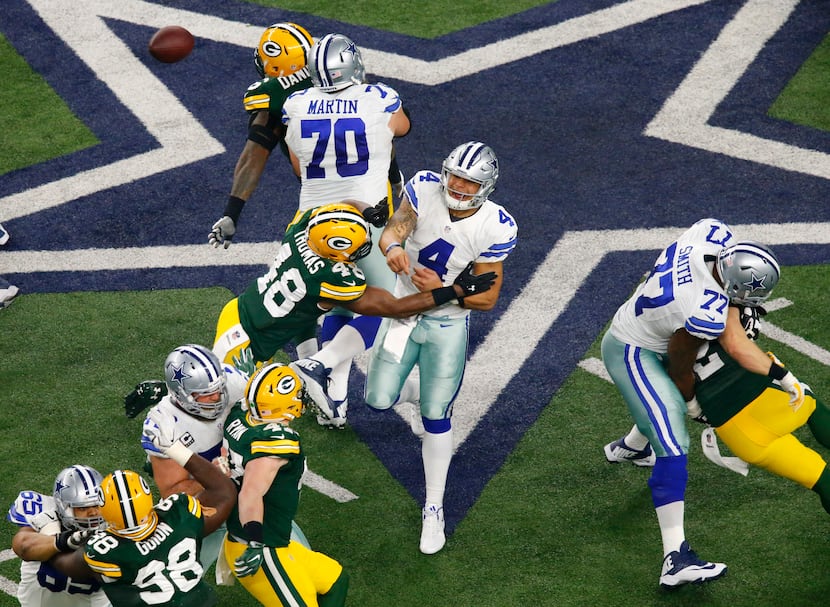 Dallas Cowboys quarterback Dak Prescott (4) throws a touchdown pass to wide receiver Dez...
