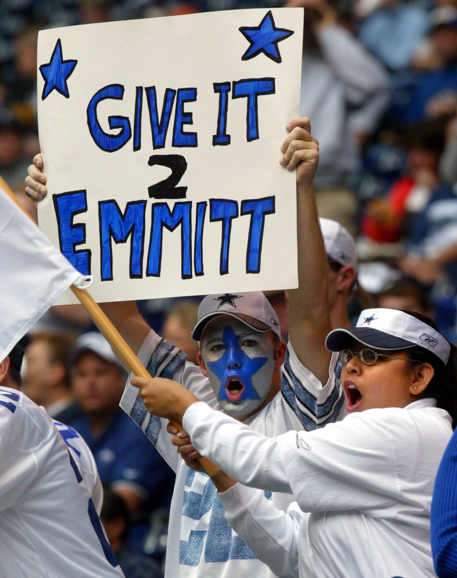 Phillip Morgan and Adriana Coker of Irving cheer as Emmitt Smith (22) takes the field...