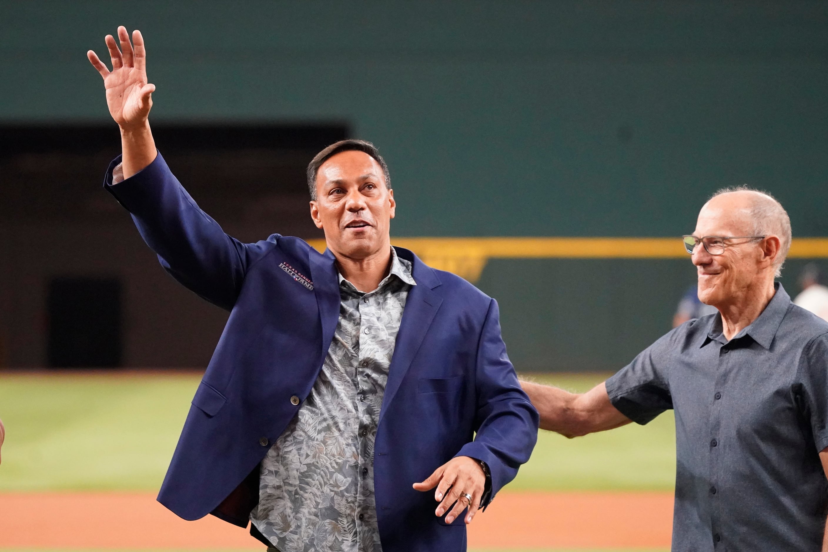 Juan Gonzalez greeted with two standing ovations upon long-awaited return  to Rangers game