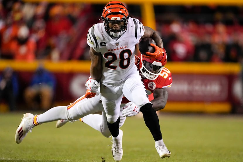 Cincinnati Bengals running back Joe Mixon (28) runs against Kansas City Chiefs linebacker...