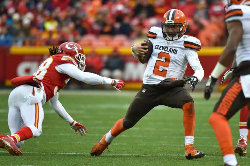 KANSAS CITY, MO - DECEMBER 27: Johnny Manziel #2 of the Cleveland Browns avoids the tackle...
