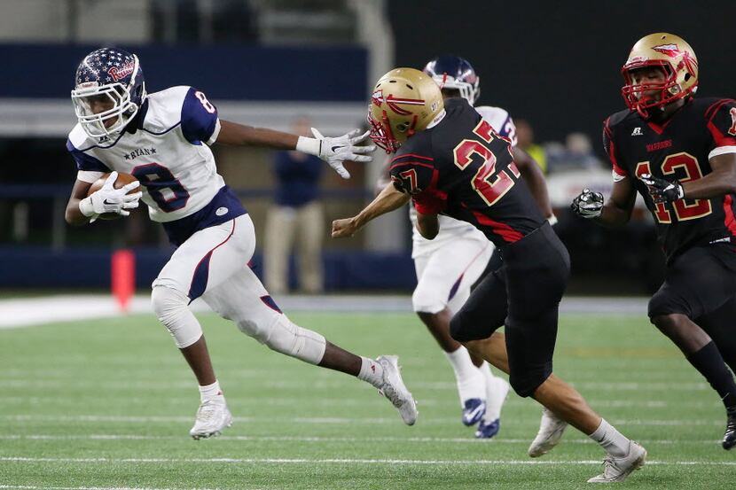 Denton Ryan wide receiver Rodney Gladney (8) avoids a tackle while running with the ball on...
