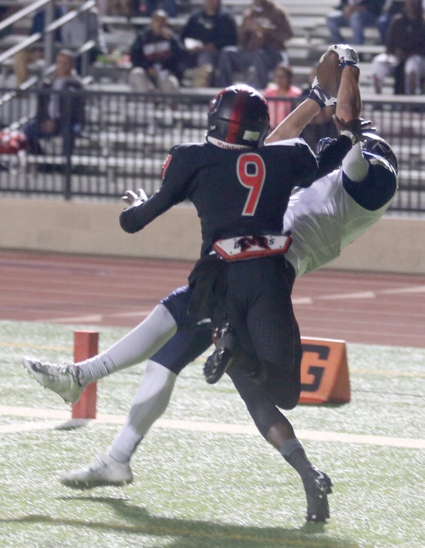 Irving MacArthur’s Jeff Kincade (9) can’t stop Jesuit’s Connor Lanpher’s (7) touchdown catch...