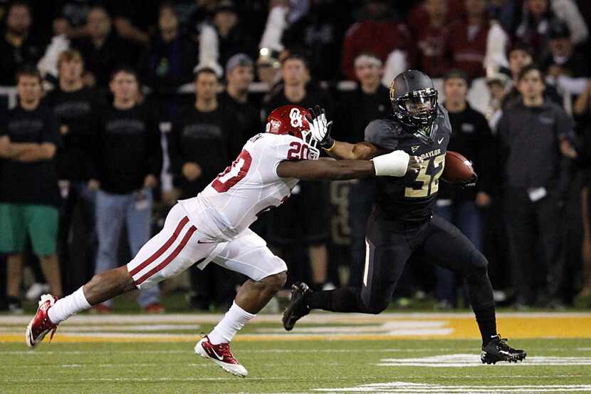 Baylor Bears running back Shock Linwood (32) sweeps to the outside as Oklahoma Sooners...