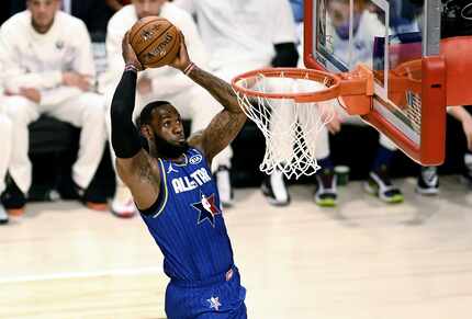 LeBron James realiza una clavada en el aro durante el Juego de Estrellas de la NBA en el...