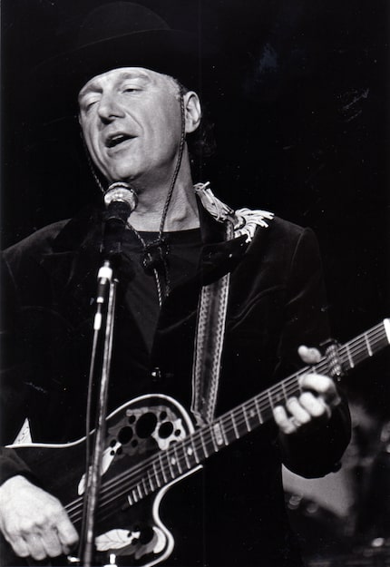 Jerry Jeff Walker performs at the Fairmont Hotel's Venetian Room in Dallas on Oct. 10, 1984.