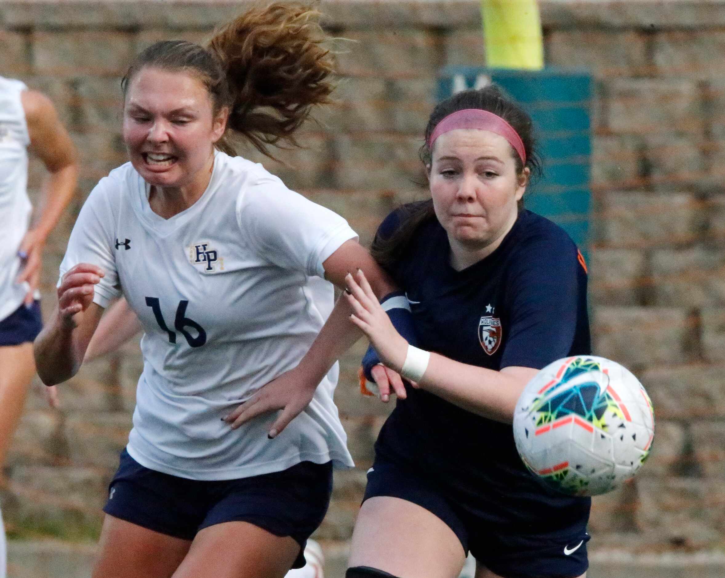 Highland Park midfielder Quinn Cornog (16) races Wakelnad midfielder Kayden Amador (9) to...