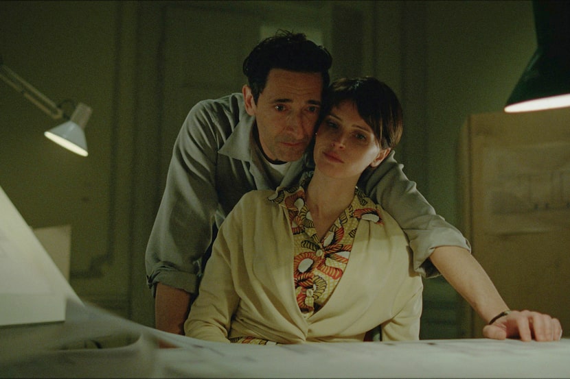 Esta imagen difundida por A24 muestra a Adrien Brody, izquierda, y Felicity Jones en una...