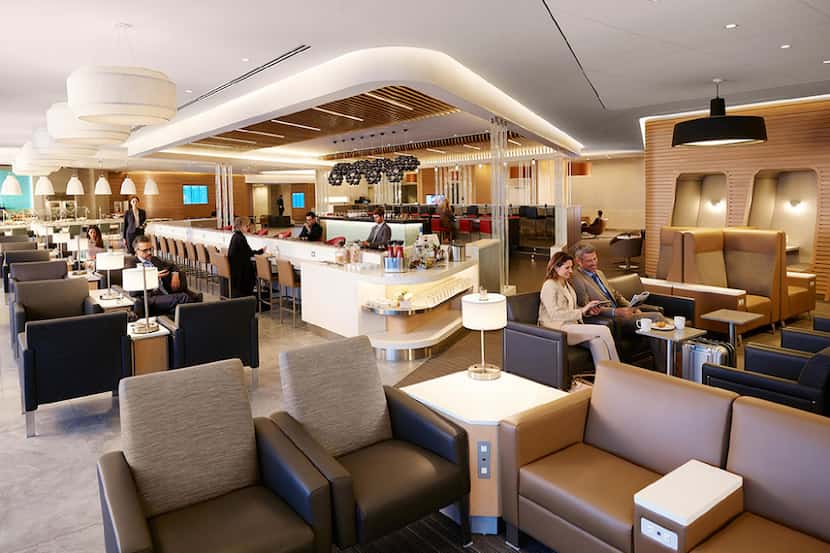 La sala de American Airlines para clientes VIP Flagship Lounge en DFW International Airport.