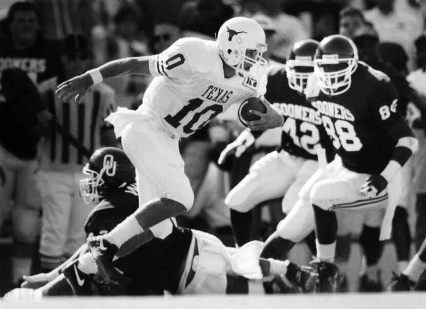 Longhorn qb #10 Peter Gardere runs past Ricky Wren of Oklahoma during first half action at...