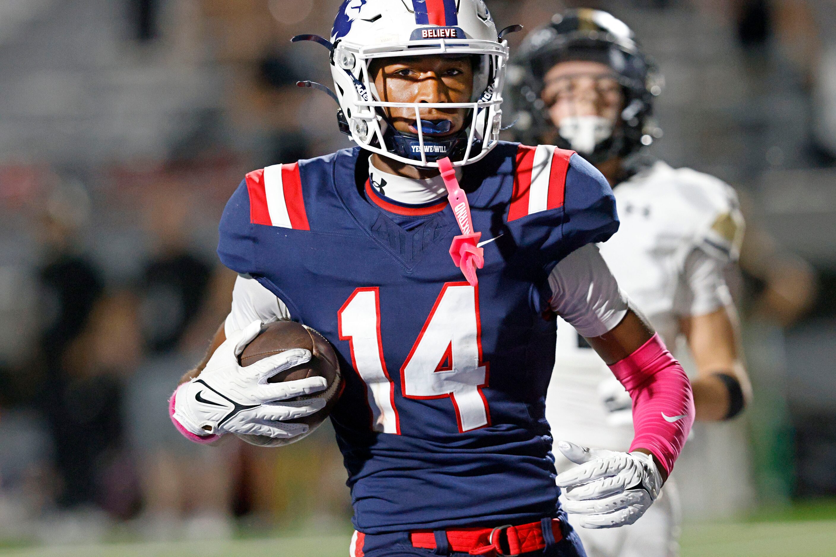 Richland's Xavier Johnson (14) runs for a touchdown as Fossil Ridge's Logan Taylor (1)...