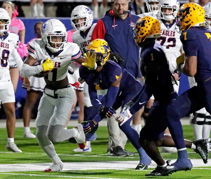 Allen High School wide receiver Donnell Gee Jr. (11) ran after a catch during the first half...