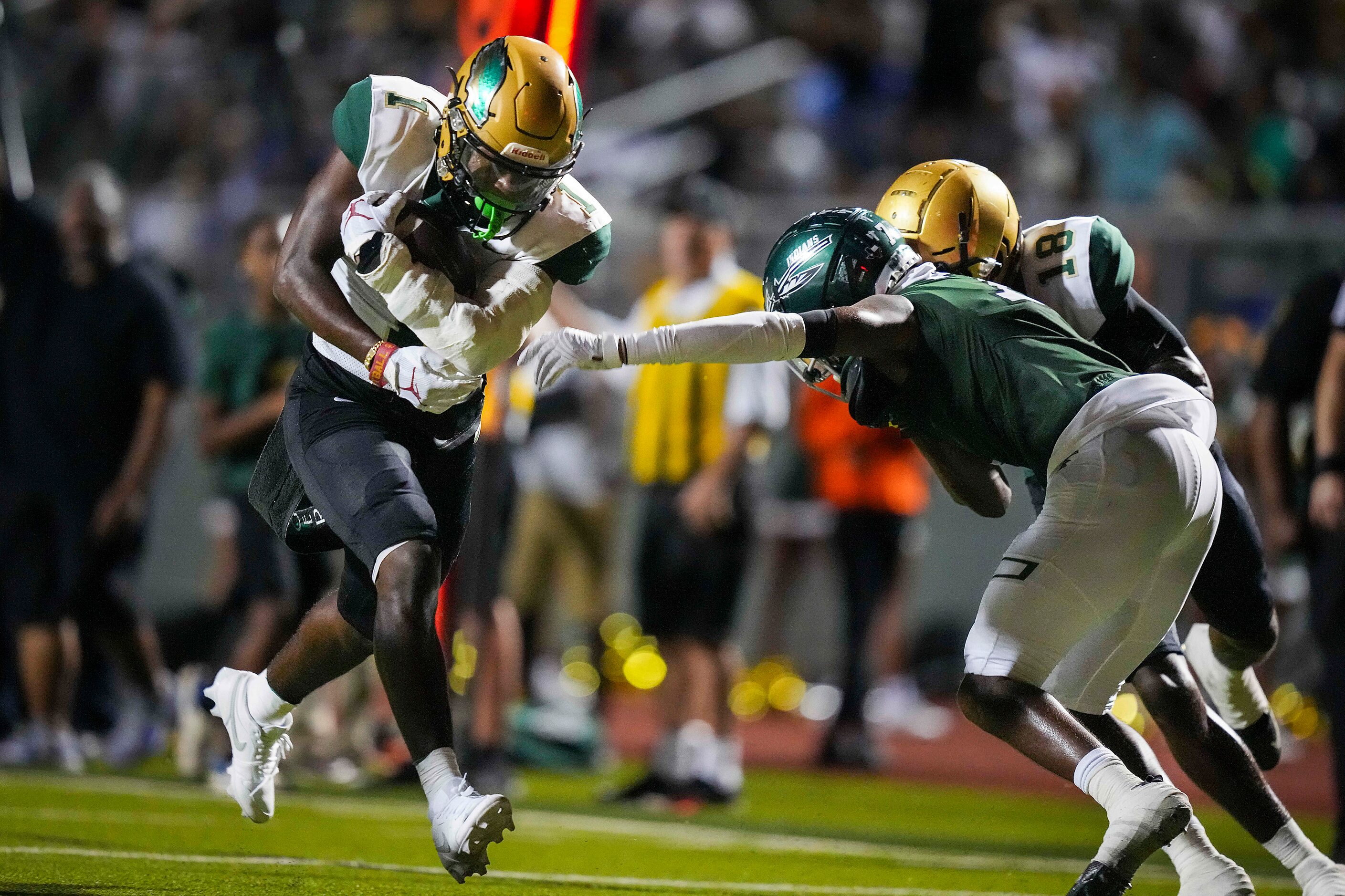 DeSoto  running back Deondrae Riden Jr. (1) scores on a 16-yard touchdown run during the...