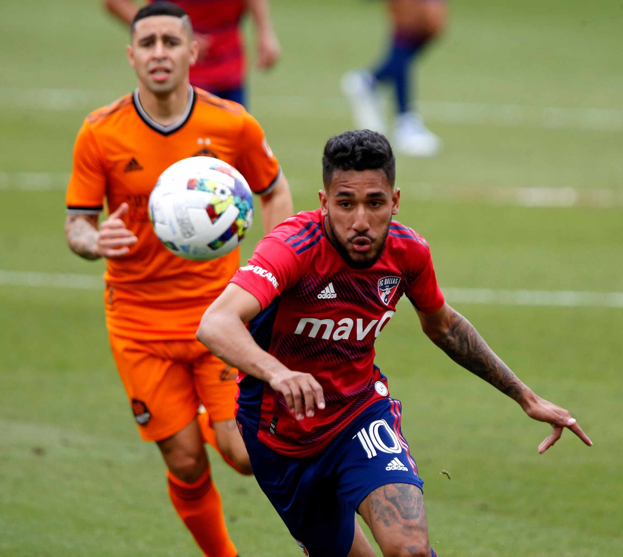 FC Dallas forward Jesús Ferreira (10) chases a ball in front of Houston Dynamo midfielder...