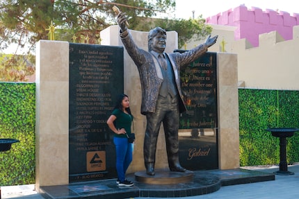 Una escultura gigante de Juan Gabriel se encuentra en el “Paseo Juan Gabriel”, al costado de...